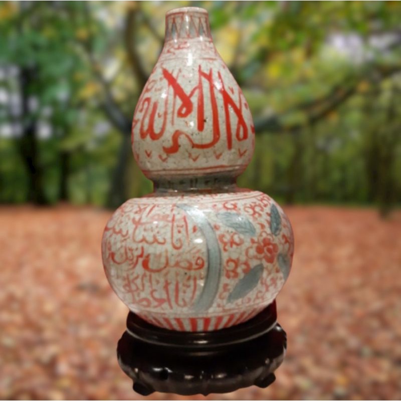 Guci Labu Antik Retak Seribu Ornamen Kaligrafi