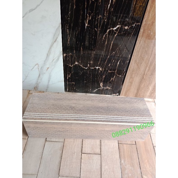 Granit Anak tangga 30x120 motip kayu
