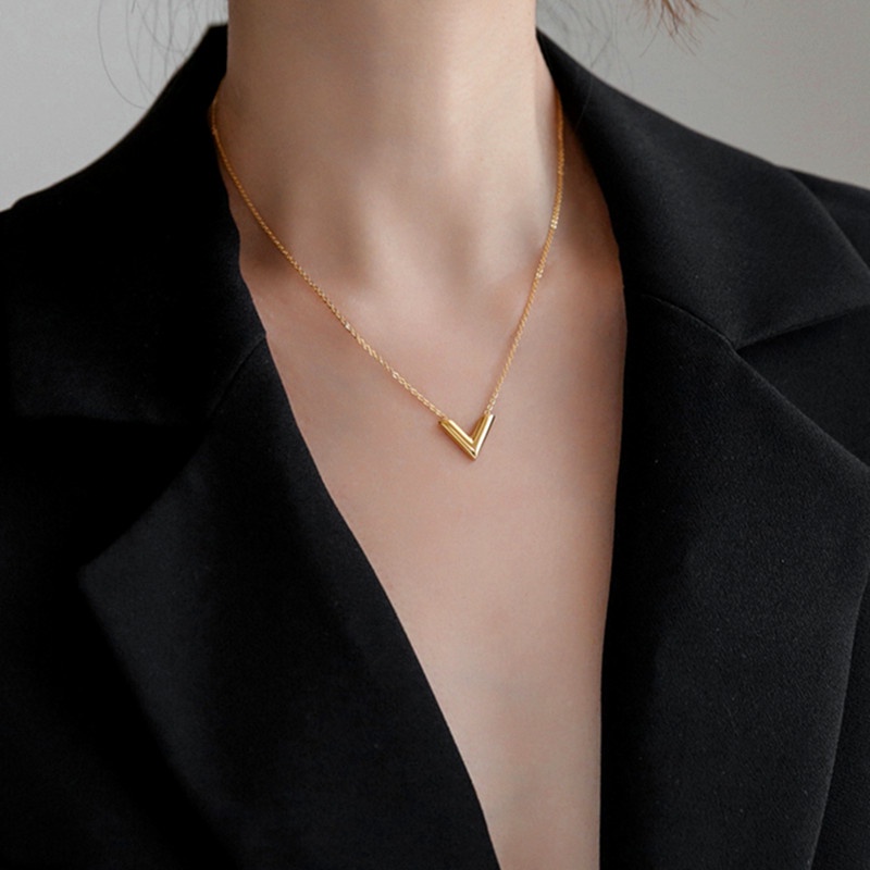 Kalung Titanium Wanita Huruf V Lapis Emas 18K Anti Karat Fashion Korea Perhiasan