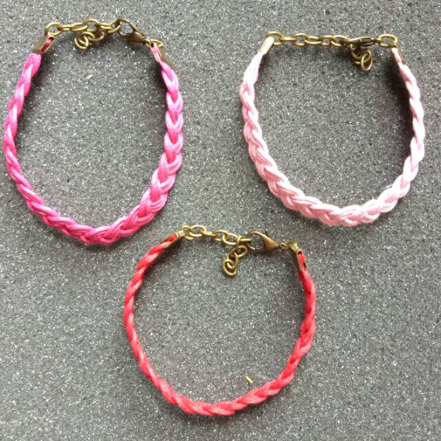 Gelang tali kulit kepang