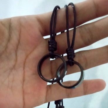 Kalung tali hitam liontin cincin titanium anti karat bisa ukir nama sendiri