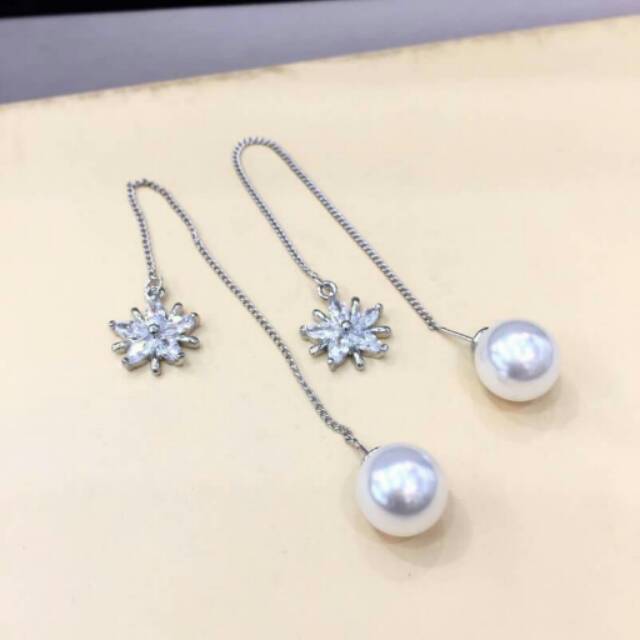 Anting mutiara panjang
