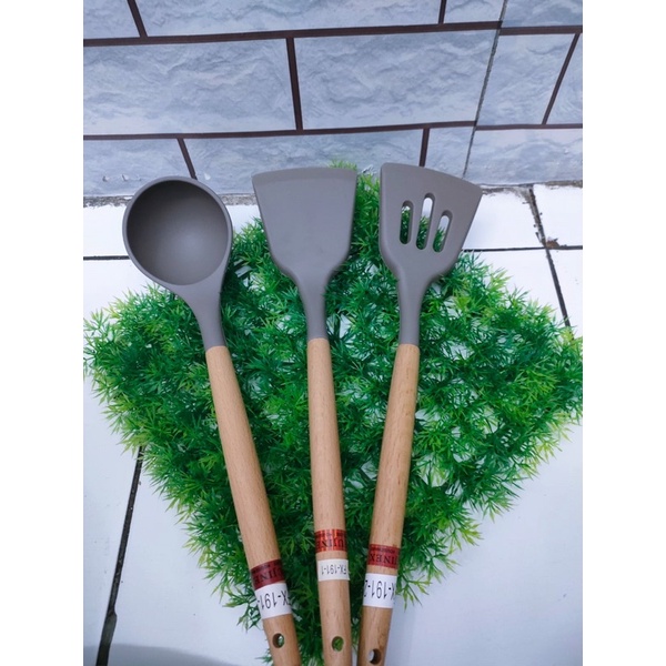 Spatula Silikon Tahan Panas Gagang Kayu 3 varian hrga per Pcs