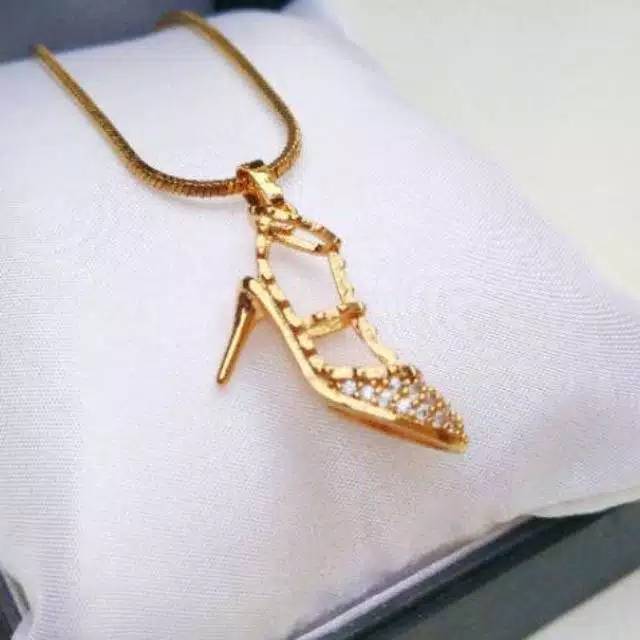 Kalung titanium liontin gold sepatu heels wanita anti karat terbaru
