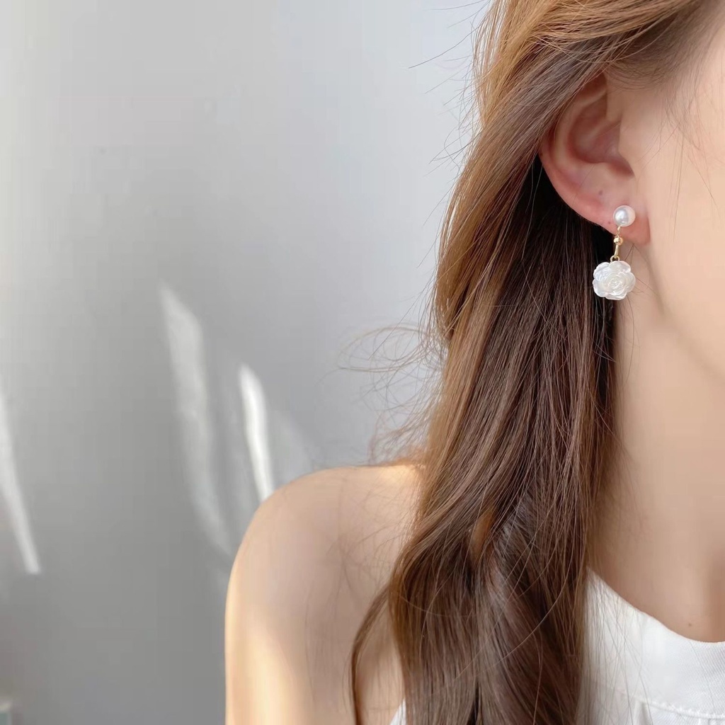 YEEZII Anting Stud Desain Bunga Camellia Aksen Mutiara Untuk Wanita