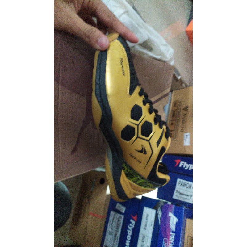 sepatu badminton Flypower mendut