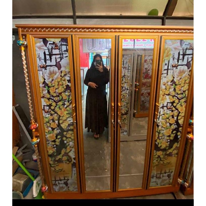 Lemari Pakaian 4 pintu Motif Almunium Gold + Roda