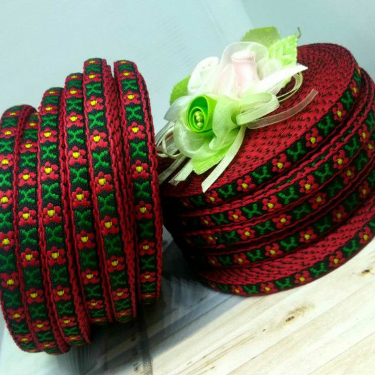 

PER METER,PITA BORDIR DEGARADASI WARNA MERAH HIJAU,KUNGIN LEBAR 1 CM