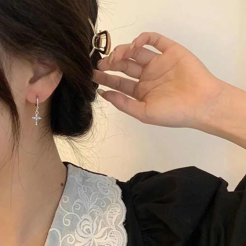 Anting Tusuk Gantung Asimetris Desain Salib Hias Kristal / Zircon Gaya Korea / Gothic / Punk / Hip Hop Untuk Wanita