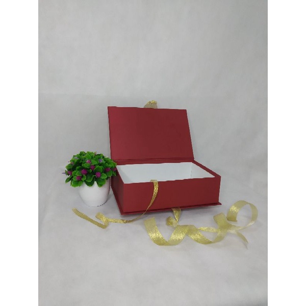 

Hardbox / Kotak Kado Model Buku P.28cm X L.18cm X T.8cm