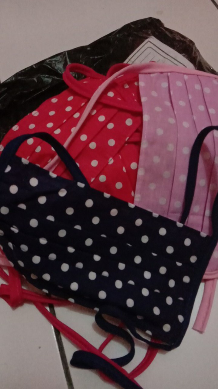 Masker Kain Polkadot Magenta Free Plastik