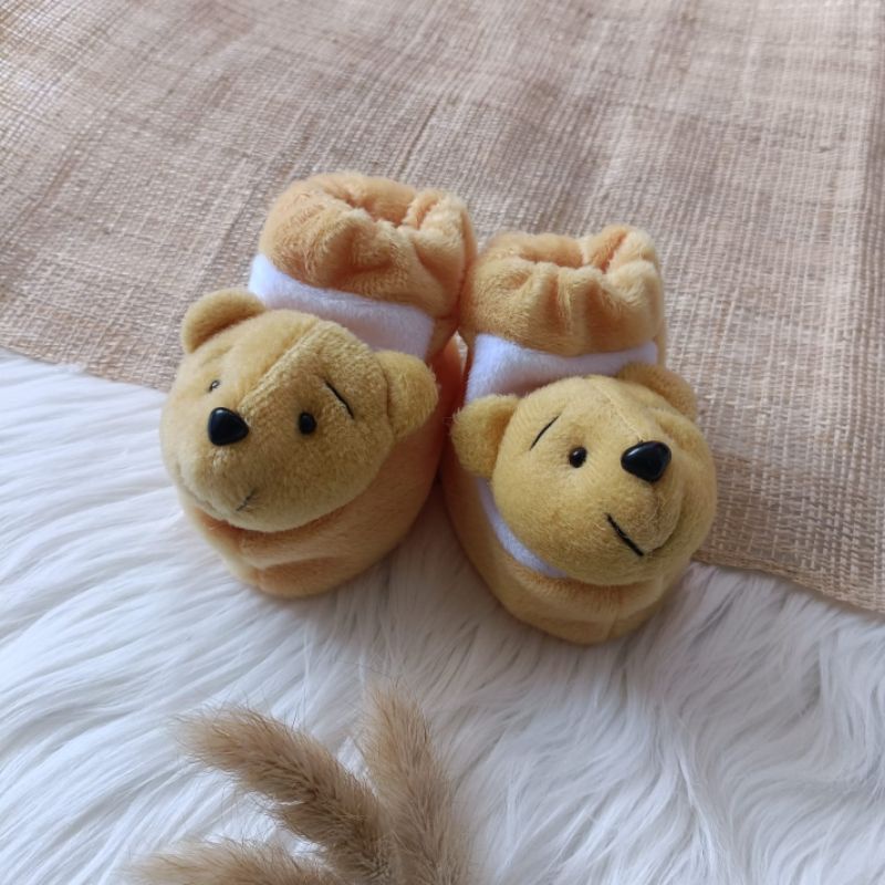 Sepatu bayi bulu the pooh 0-6 bulan