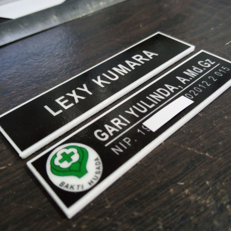 

NAME TAG MURAH | VERSI DATAR BUKAN CEMBUNG | PAPAN NAMA CPNS ASN PPPK