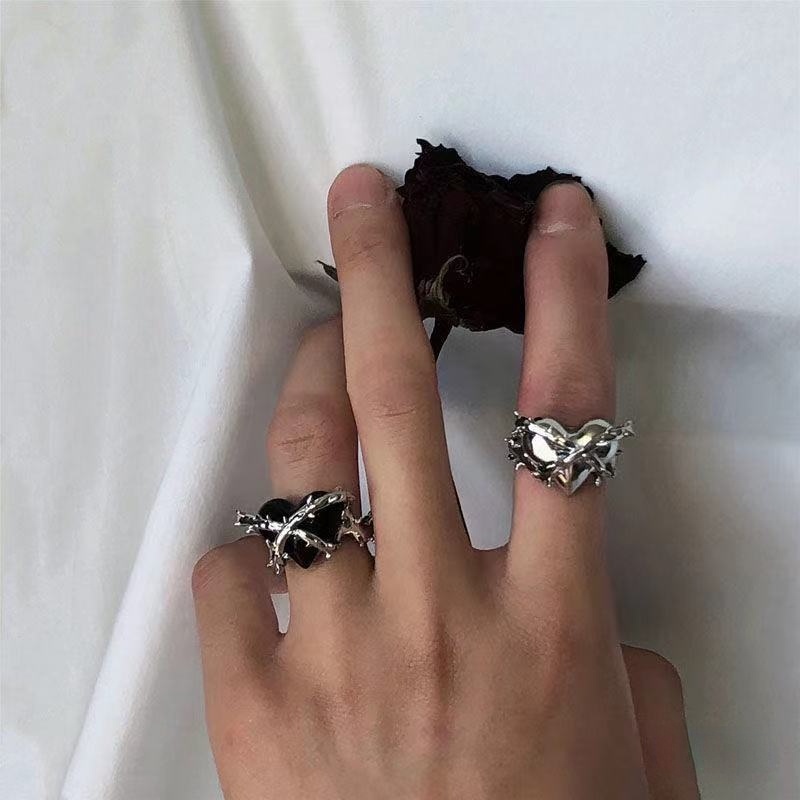 Personalized Thorns Wrapped Heart Ring Black Silver Rings for Fashion Women Accessories Jewelry Gift