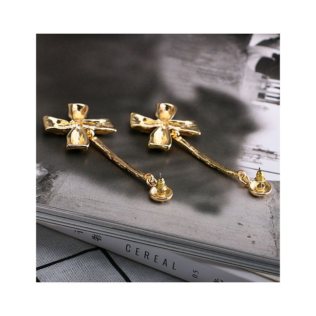 LRC Anting Tusuk Fashion Golden Bow Irregular Concave Earrings D98362