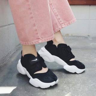 nike aqua rift black and white