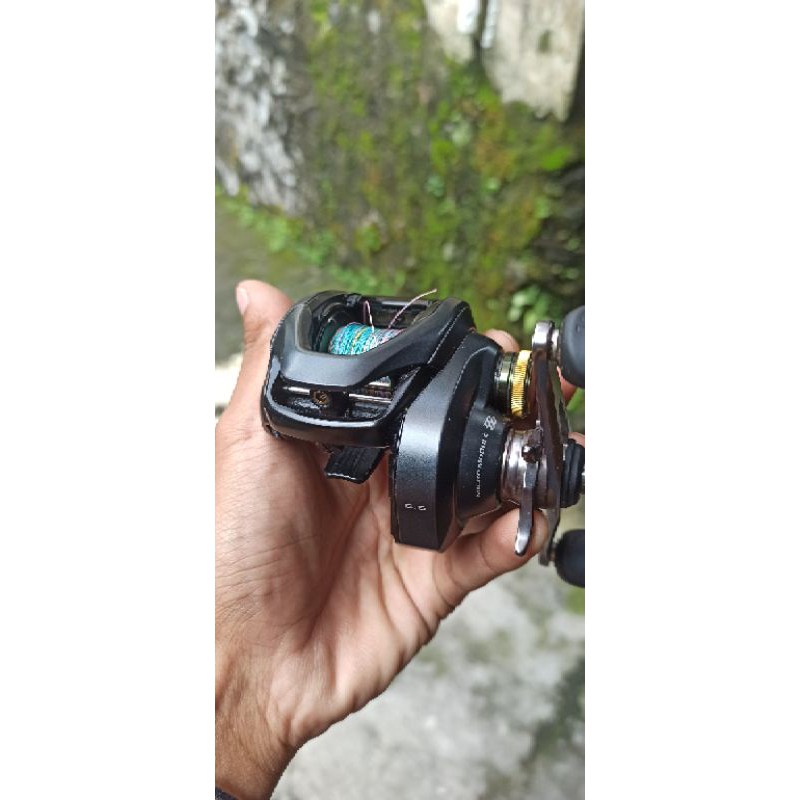 Reel baitcasting shimano curado 201 xg k
