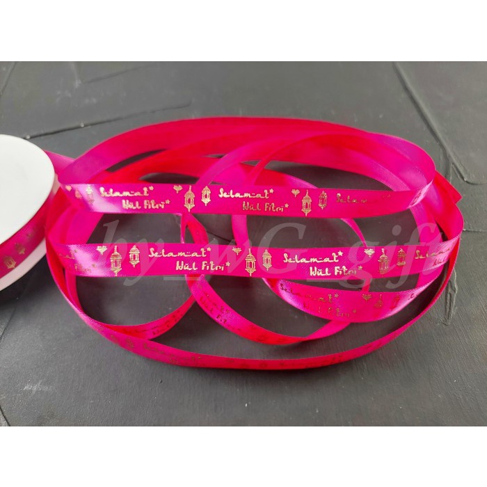 

Pita Idul Fitri - Satin Emboss Emas Motif A; Lebar 1.5 cm; Pink Fusia