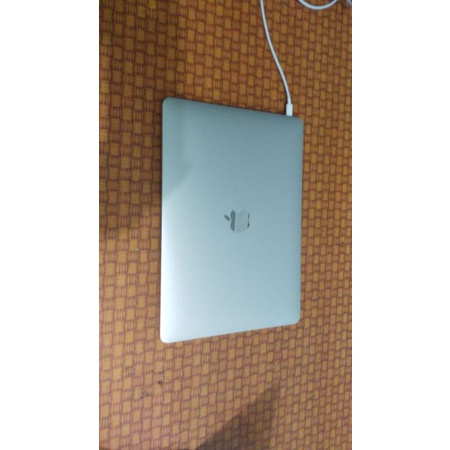 OBRAL ..MEC PRO RETINA 13 IN 2016(TWO THUNDER PORT).RAM 8 .SSD 128 .CORE I5..MULUS . WARNA SILVER