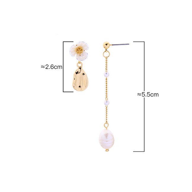 LRC Anting Tusuk Fashion Gold Asymmetric Flower S925 Sterling Silver Shell Pearl Earrings F95570