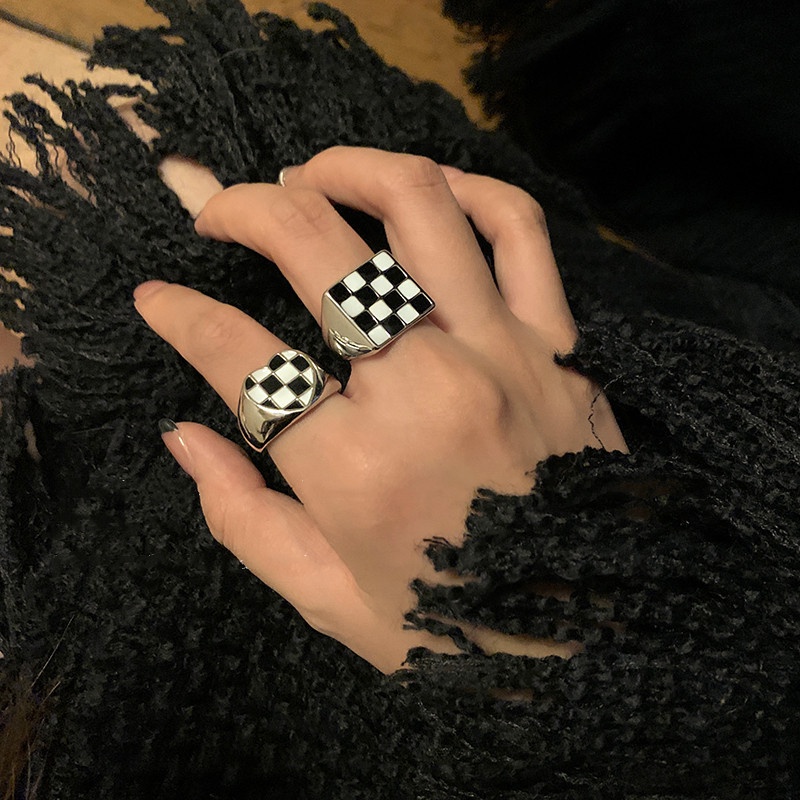 Cincin Model Terbuka Bentuk Kotak Motif Kotak-Kotak Warna Hitam Gaya Retro