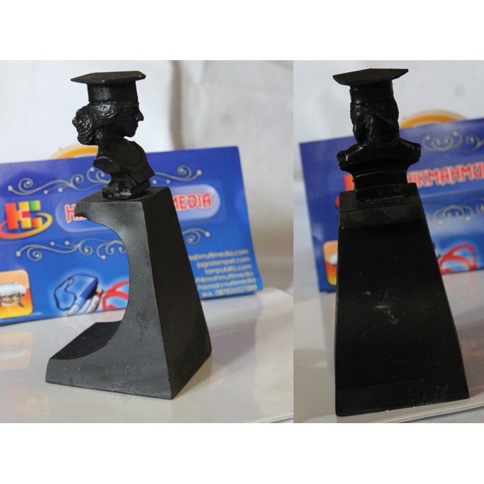 PATUNG WISUDA RESIN PLUS DUDUKAN