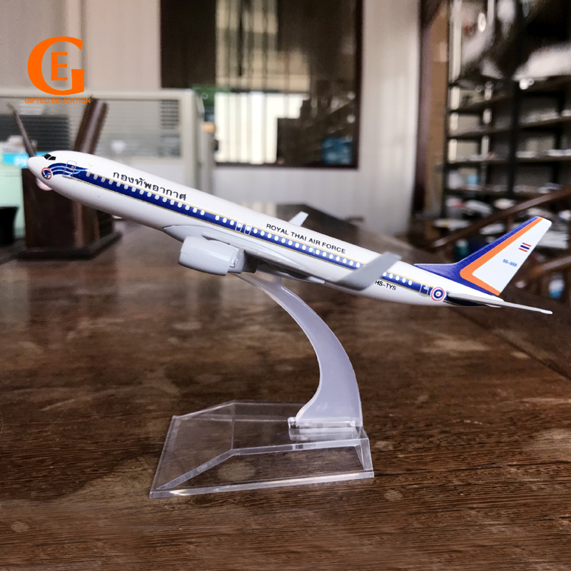 Royal Thai B737 Pesawat Model Thailand Airlines Boeing 737 Pesawat Terbang Model Die Cast Metal Kado 16CM