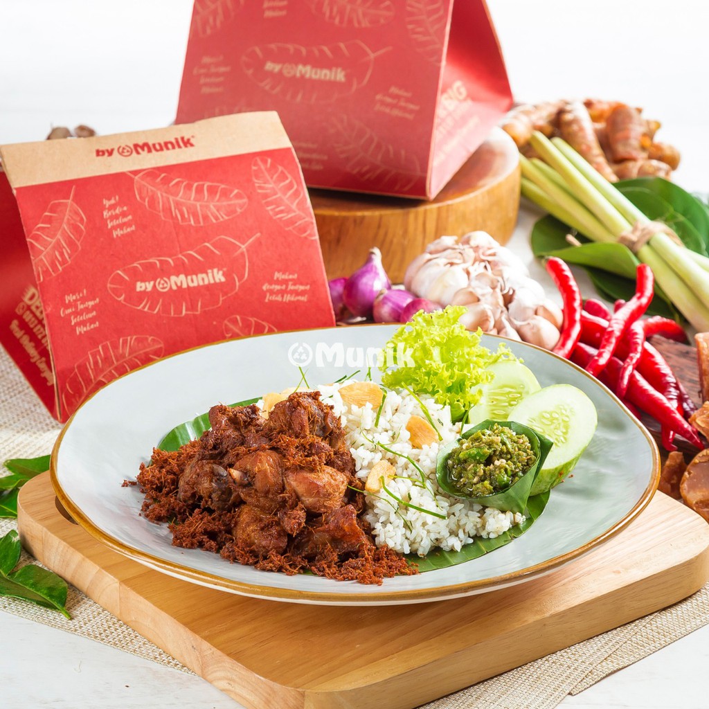 

Munik Resto's Nasi Daun Jeruk Ayam Goreng Lengkuas (Kemasan Box)