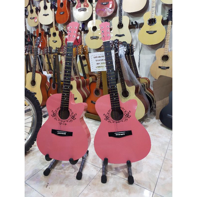 gitar akustik Taylor Swift pemula