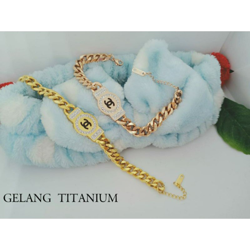 Fourfashion Gelang Tangan Titanium Motif Chenel Lapis Emas S124