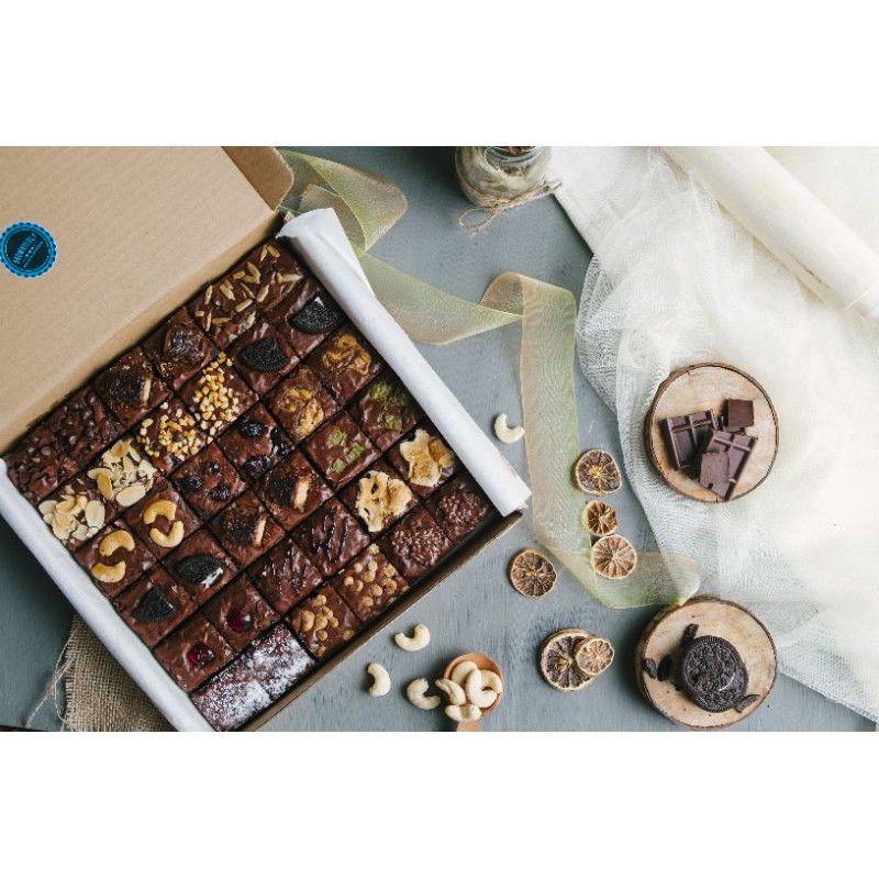 

L box Mixed Toppings Chewy Brownie