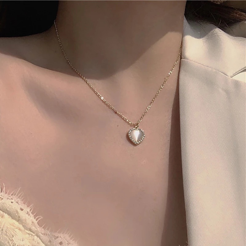 Kalung Rantai Klavikula Liontin Opal Bentuk Hati Aksen Kristal Zircon Warna Emas Untuk Wanita