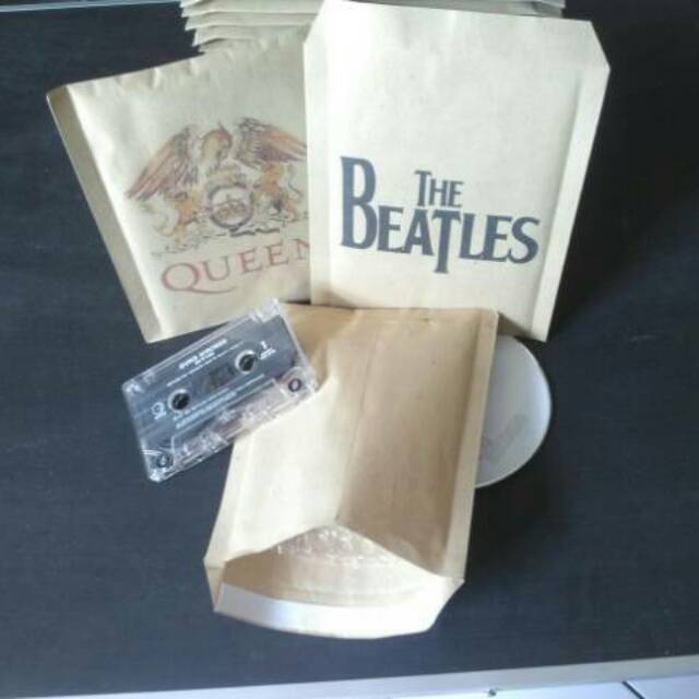 

padded envelope custom logo ukura sedang by amplopbandung