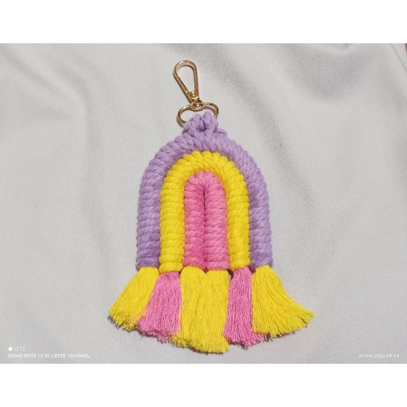 Gantungan kunci pelangi (makrame)
