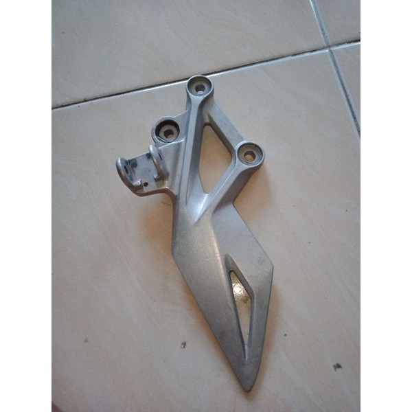 Postep Footstep Bostep Dudukan Pijakan kaki Depan Kiri Honda New CBR150R CBR 150 R Facelift LED Ori