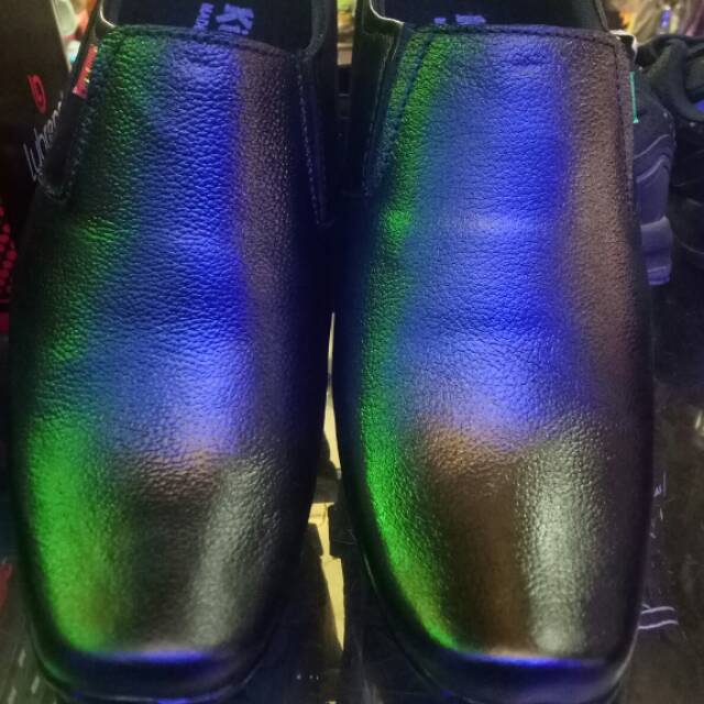 Sepatu pantopel cowok kickers
