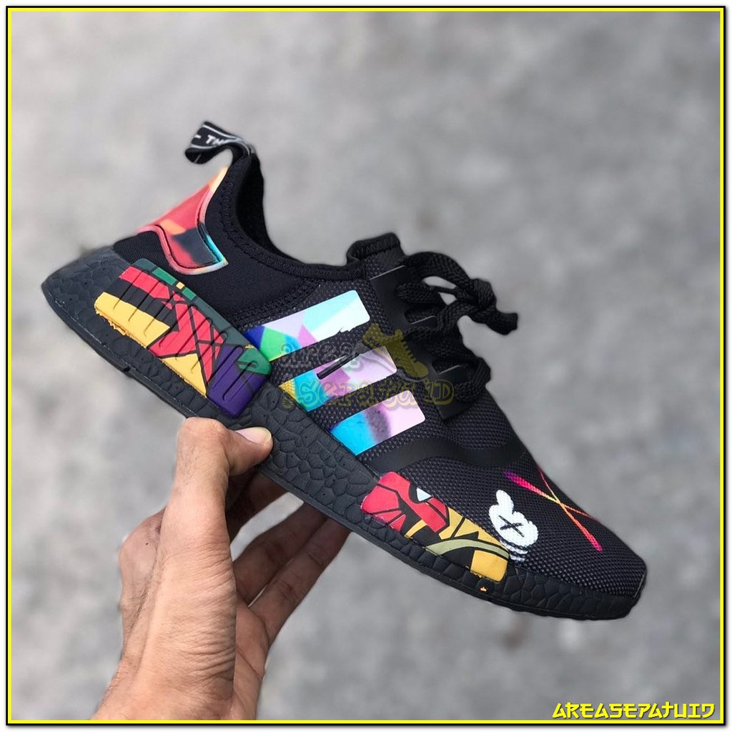 Sepatu Adidas NMD R1 Kaws Pria Premium Original Multicolour
