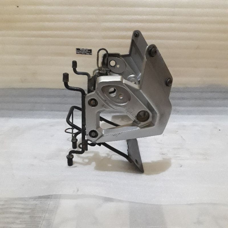 Breket lampu depan set kupingan ori copotan tiger revo 2010-2013