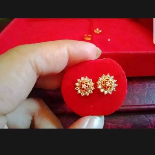 Giwang anting bunga merah / perhiasan titanium gold anting giwang
