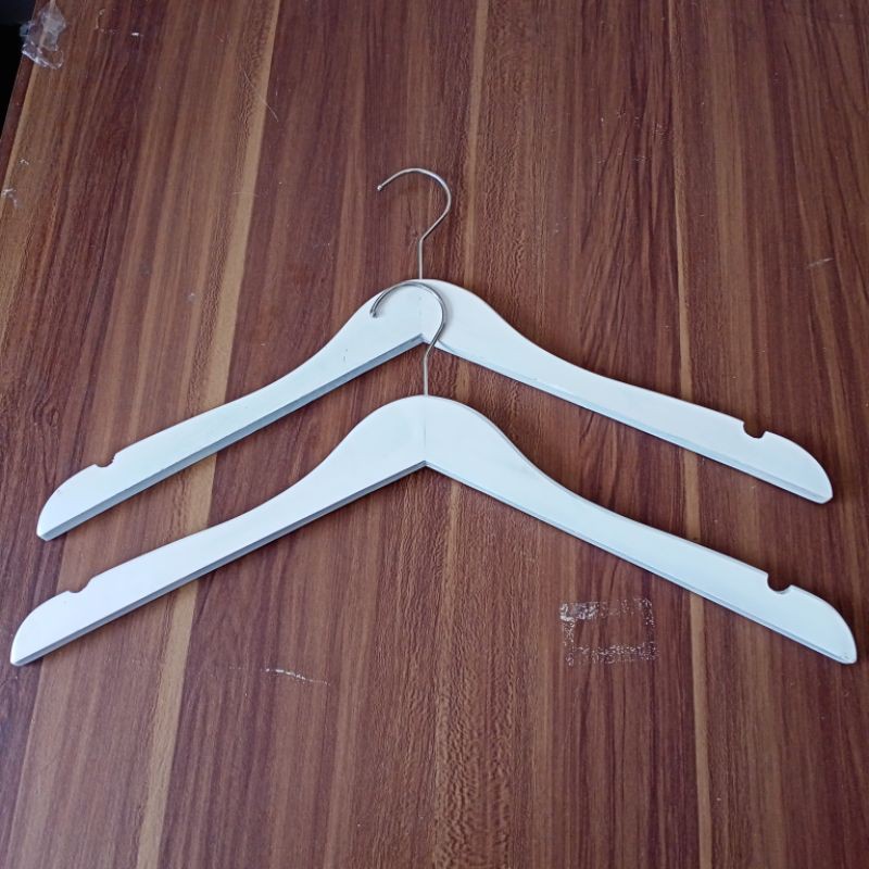 Gantungan baju hanger baju bahan kayu warna putih sudah fernis jadi mengkilap cocok untuk butik dan distro baju