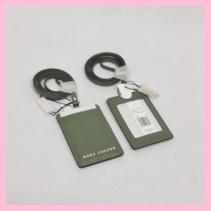 

Jual NameTag Marc Jacobs MJ LANDYARD Color Cactus Green. Branded Original Murah