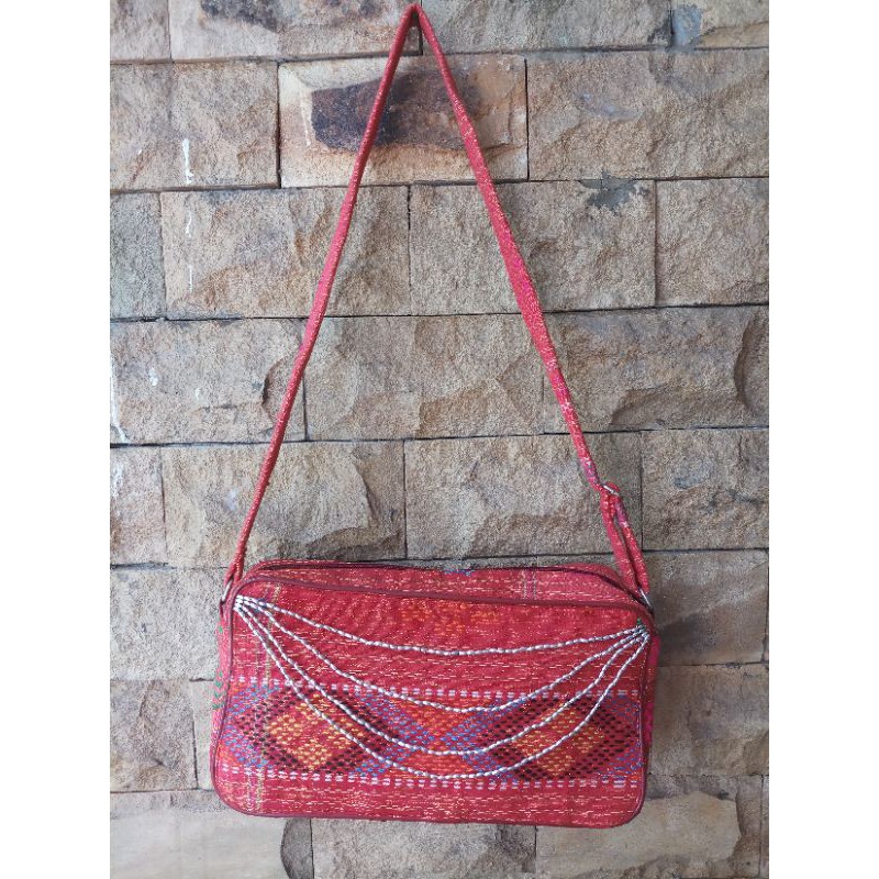 tas selempang ulos sadum merah