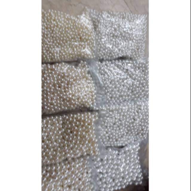 Manik mote Mutiara tembus setengah lobang