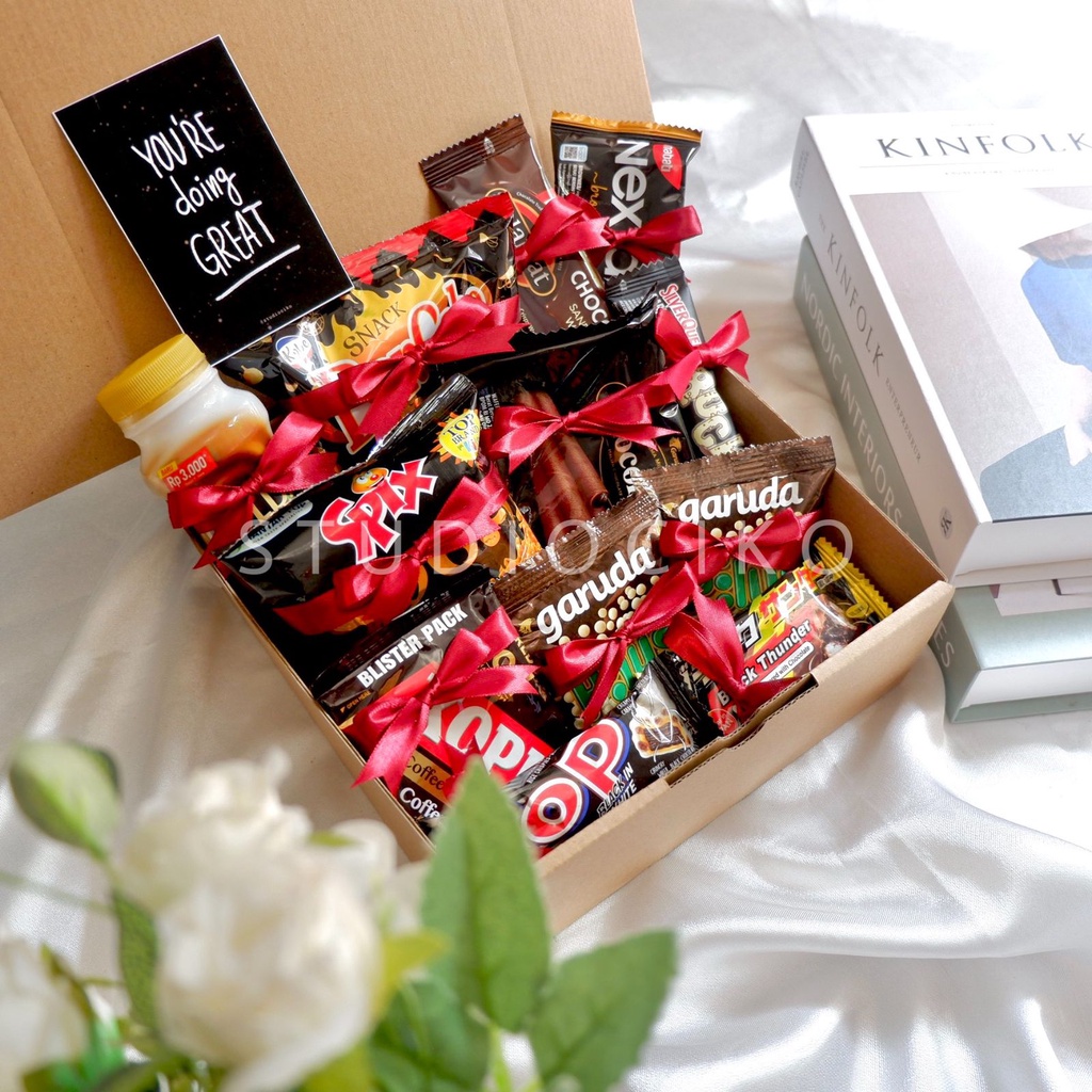 

Hampers Snack Hitam / Snack Box Black Edition / Kado Ulang Tahun Cowok Cewek / Gift Box Snack Hadiah Wisuda Ultah / Hampers Cowok Murah