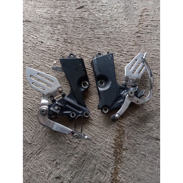 Footstep dudukan footstep pijakan kaki depan Yamaha Byson bison karbu original