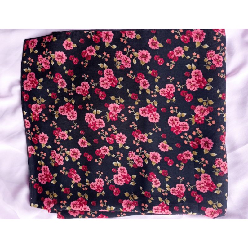 preloved khimar nayura motif hitam/black KICIKS MUSLIMAH (Hijab Segi empat)