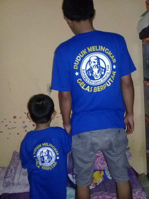 Kaos Cap Orang Tua Duduk Melingkar Gelas Berputar Bahagia Bersama Orang Tua Sablon Pu