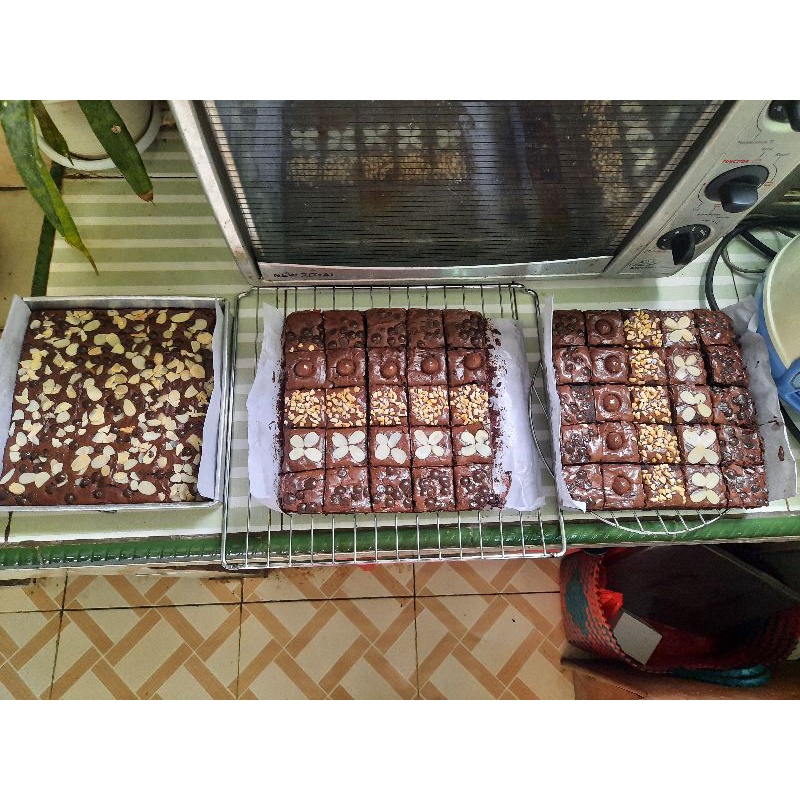 

Fudgy Brownies 20x20 (topping campur/random)