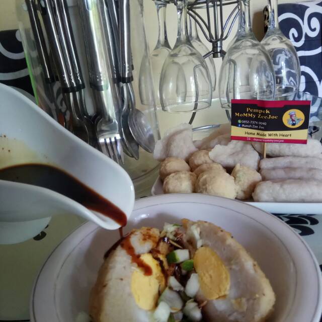 

Pempek palembang kapal selem "mommyzeejoe