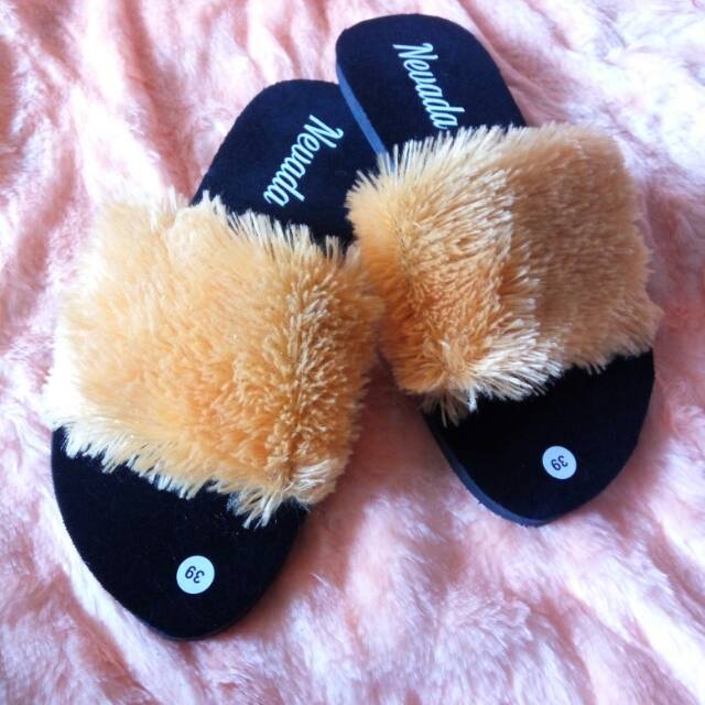 Sandal bulu selop cewek